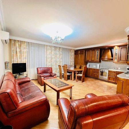 Family Spacious 3 Bedroom Apartment In The Middle Of City Center, Next To North Avenue Jereván Kültér fotó