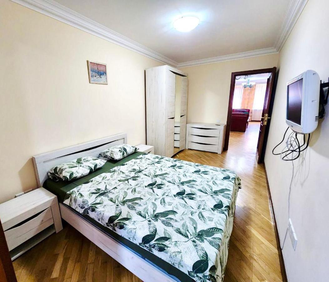 Family Spacious 3 Bedroom Apartment In The Middle Of City Center, Next To North Avenue Jereván Kültér fotó