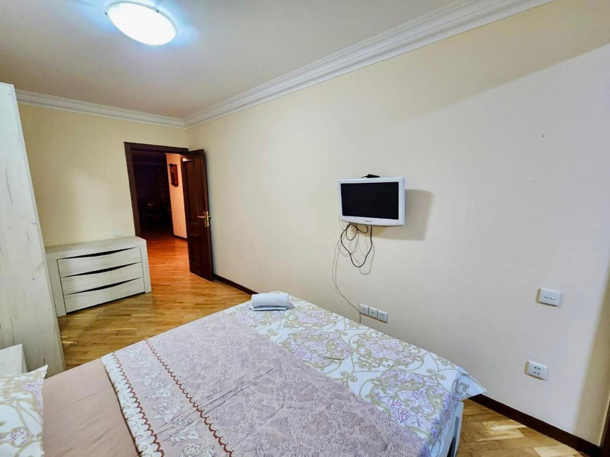 Family Spacious 3 Bedroom Apartment In The Middle Of City Center, Next To North Avenue Jereván Kültér fotó