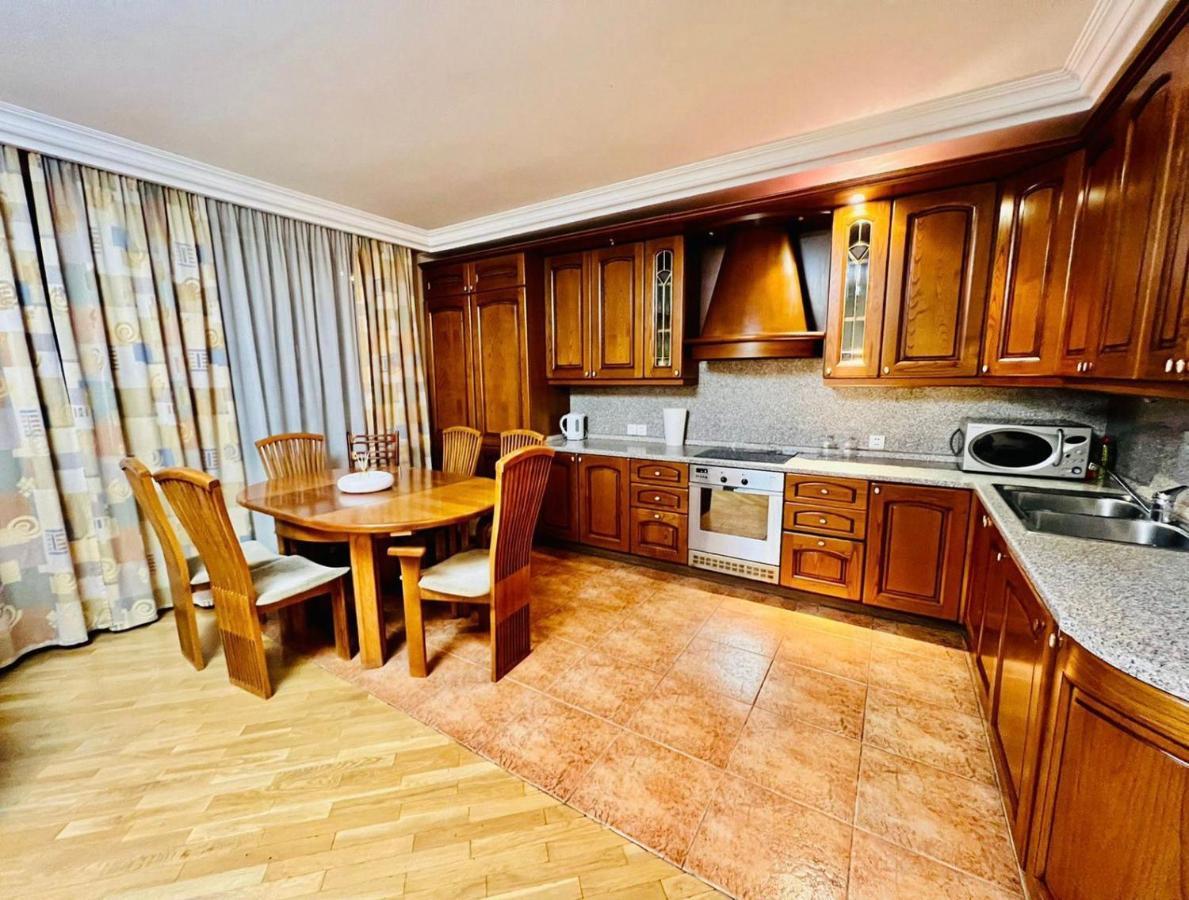 Family Spacious 3 Bedroom Apartment In The Middle Of City Center, Next To North Avenue Jereván Kültér fotó