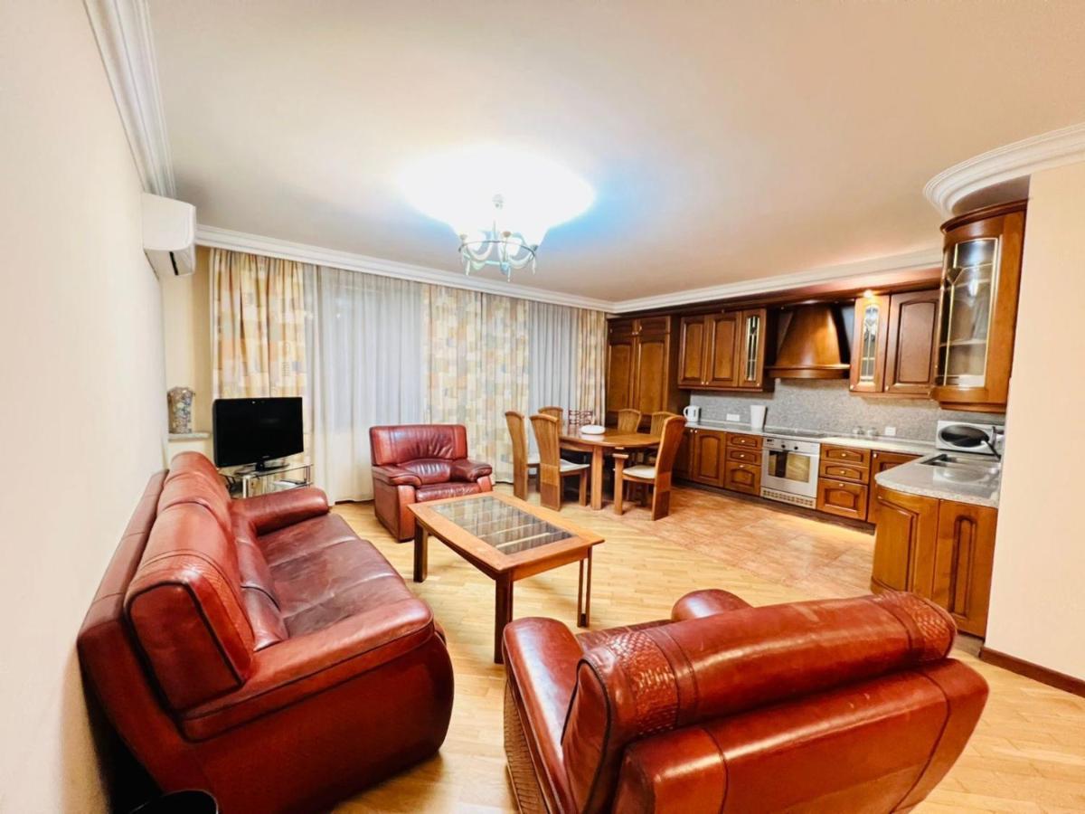 Family Spacious 3 Bedroom Apartment In The Middle Of City Center, Next To North Avenue Jereván Kültér fotó