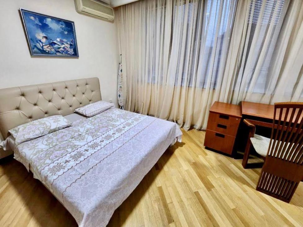 Family Spacious 3 Bedroom Apartment In The Middle Of City Center, Next To North Avenue Jereván Kültér fotó