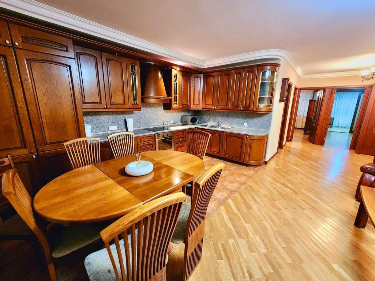 Family Spacious 3 Bedroom Apartment In The Middle Of City Center, Next To North Avenue Jereván Kültér fotó