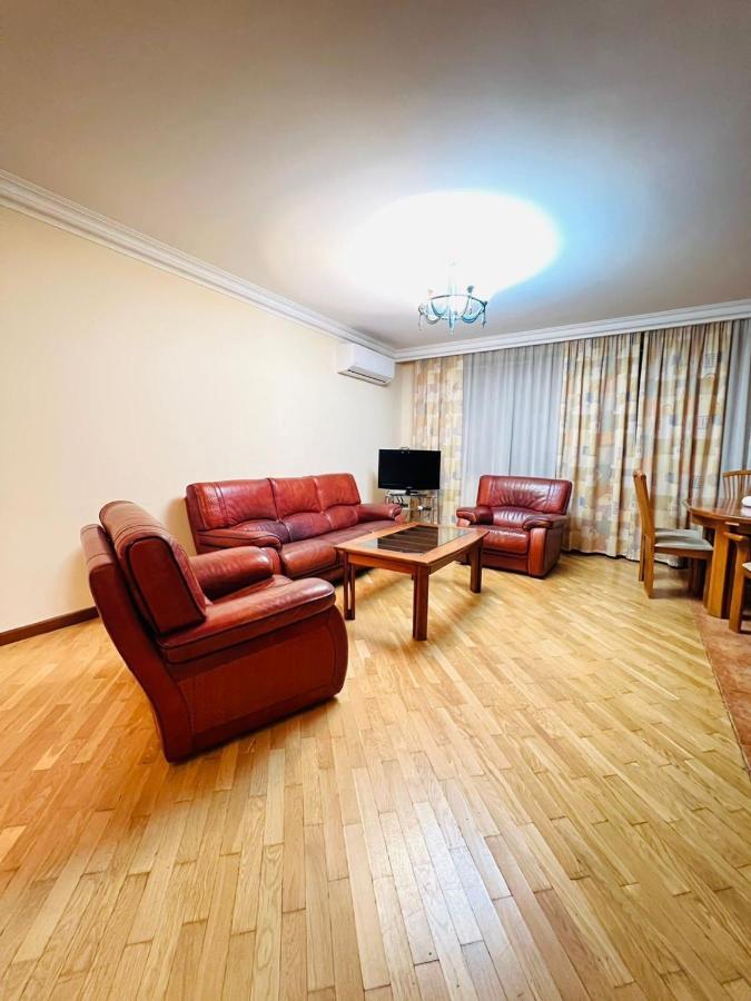 Family Spacious 3 Bedroom Apartment In The Middle Of City Center, Next To North Avenue Jereván Kültér fotó