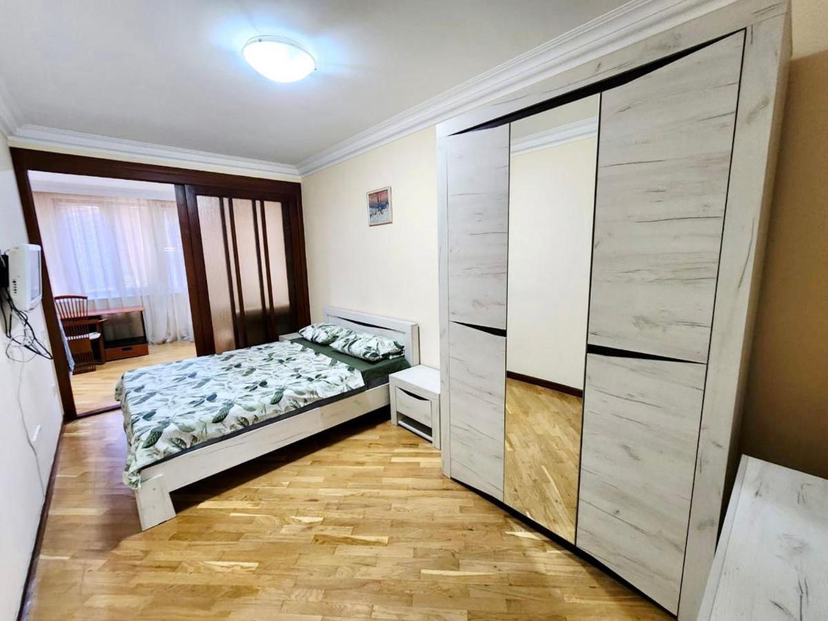 Family Spacious 3 Bedroom Apartment In The Middle Of City Center, Next To North Avenue Jereván Kültér fotó