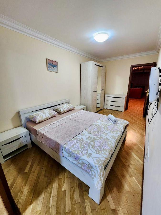 Family Spacious 3 Bedroom Apartment In The Middle Of City Center, Next To North Avenue Jereván Kültér fotó