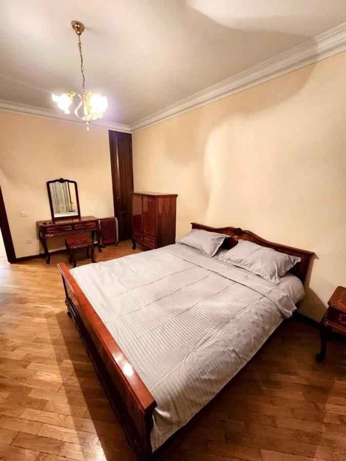 Family Spacious 3 Bedroom Apartment In The Middle Of City Center, Next To North Avenue Jereván Kültér fotó